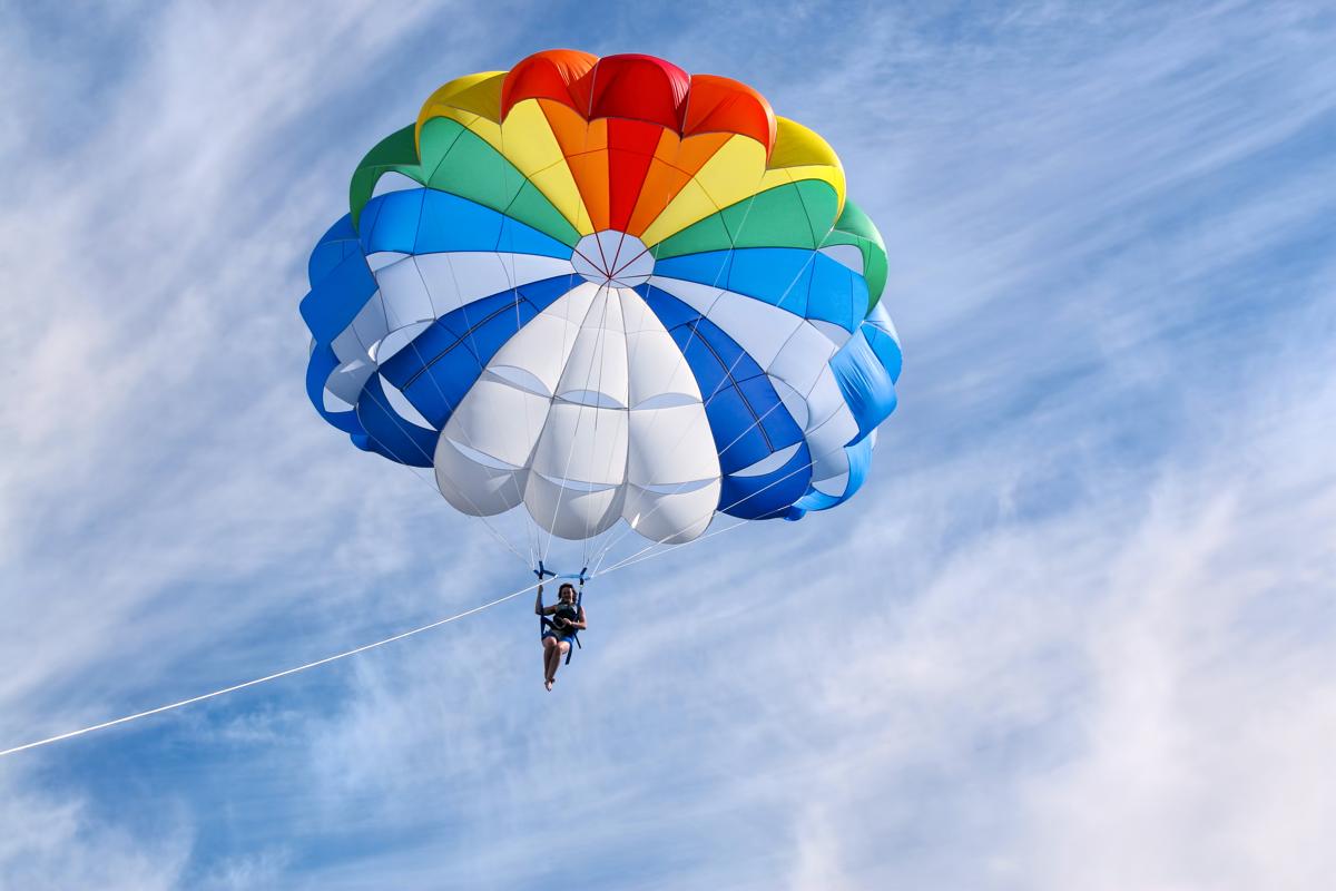 parasailing-in-sunny-day